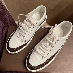 38.5 Women white Stellar Sneaker only worn twice.